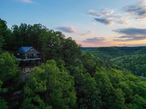 Denniston House | Robyn's Nest -Sky Ridge Retreats - Views- Hot T-