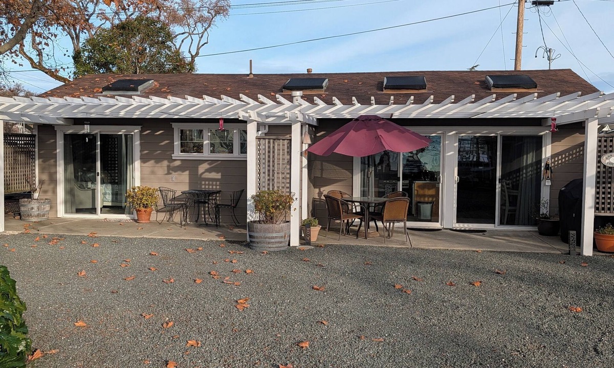 North Lakeport Cottage | Rocky Point Cottage Lakefront 3bd 2ba