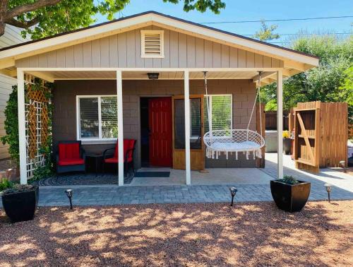 Uptown Sedona Ski Chalet | Romantic Cottage! King bed! Private hottub! Uptown!