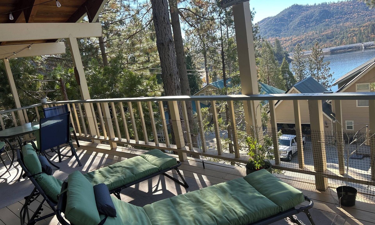 Bass Lake Ski Chalet | Romantic King Bedroom Suite, mini kitchenette, Lake & Mtn Views! 1 No Shed Pet.