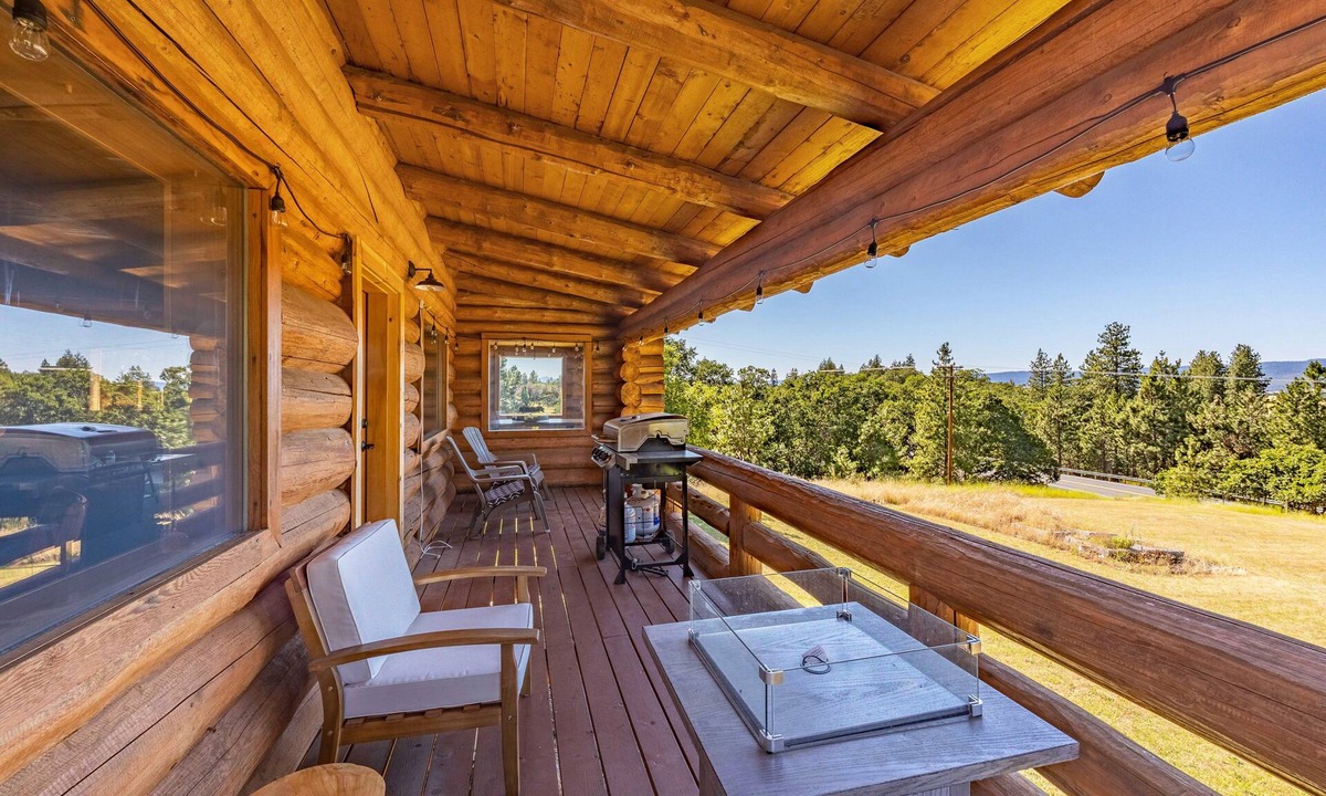 Lyle House | Rowland Log Cabin - Rustic Getaway in Eastern End of The Columbia River Gorge!