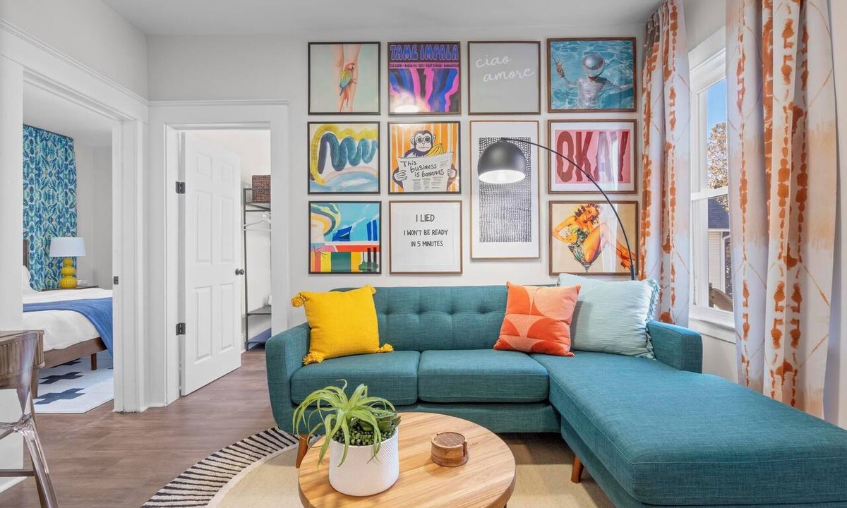 Westside Norwich Apartment | Royal Flush-6 King Beds-2 Mi. To Mohegan