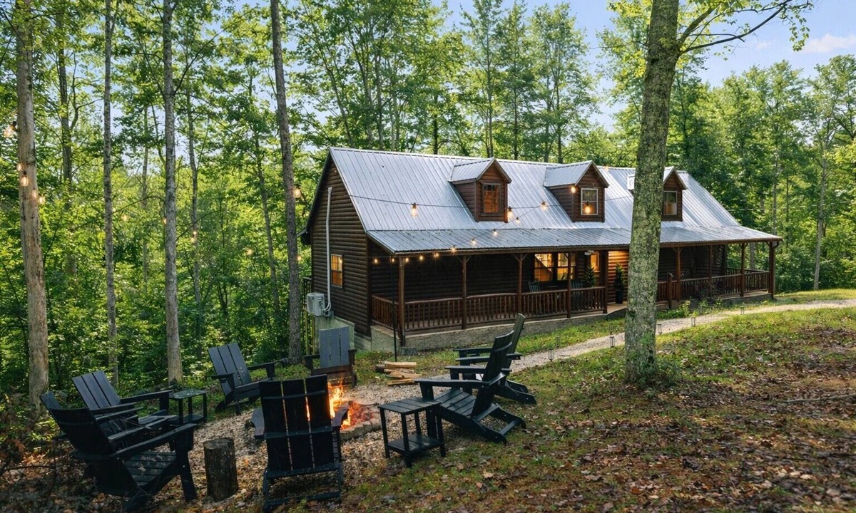 Campton Cabin | RRG Cabin l Covered Hot Tub, Fire Pit, Game Loft, Pets, Family l Sleeps 8
