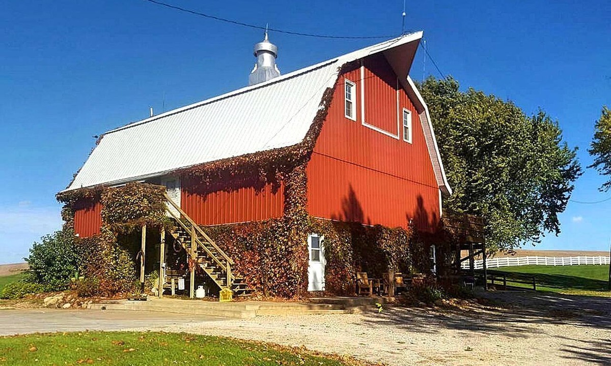 Montezuma Cabin | Rustic Barn Rental for a Rural Vacation near Des Moines, Iowa