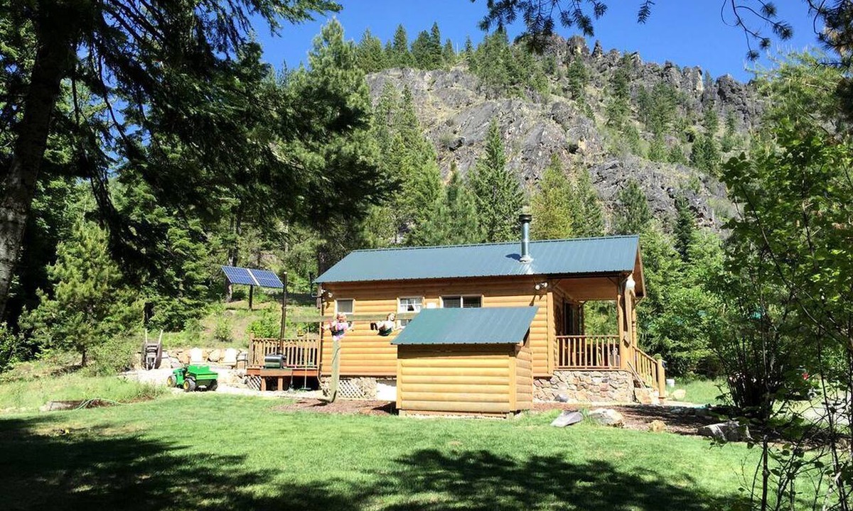 Hunters Cabin | Rustic Cabin in a Charming Location in Stevens County, Washington