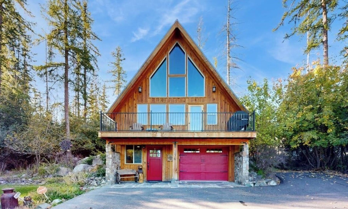 Lakeside Cabin | Rustic charm w/modern amenities, an expansive back patio, mountain views