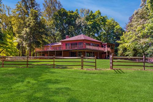 Bumpass House | Rustic lakehouse with views, kayaks, Wifi, Central AC & cozy firepit nights