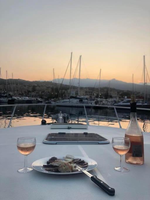 Porto-Vecchio Boat Rental | Séjour insolite à bord d'un Bateau à Porto Vecchio