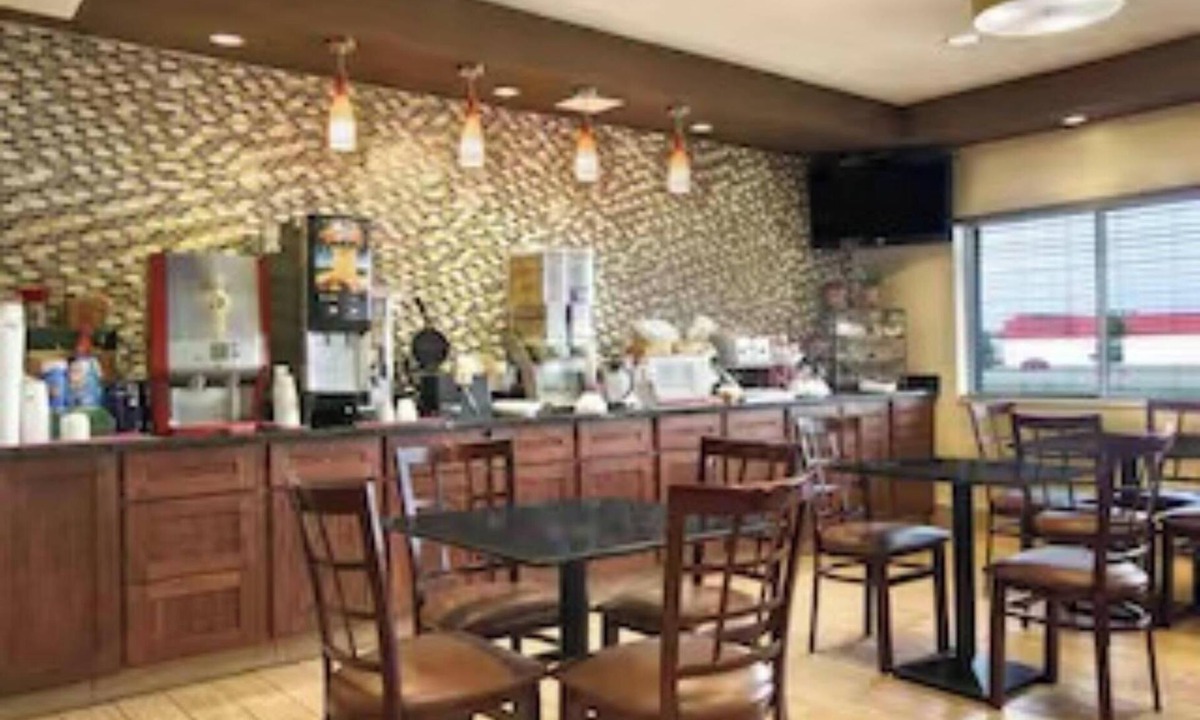 Benton Harbor Hotel | Saint Joseph Inn & Suites Benton Harbor Near I-94