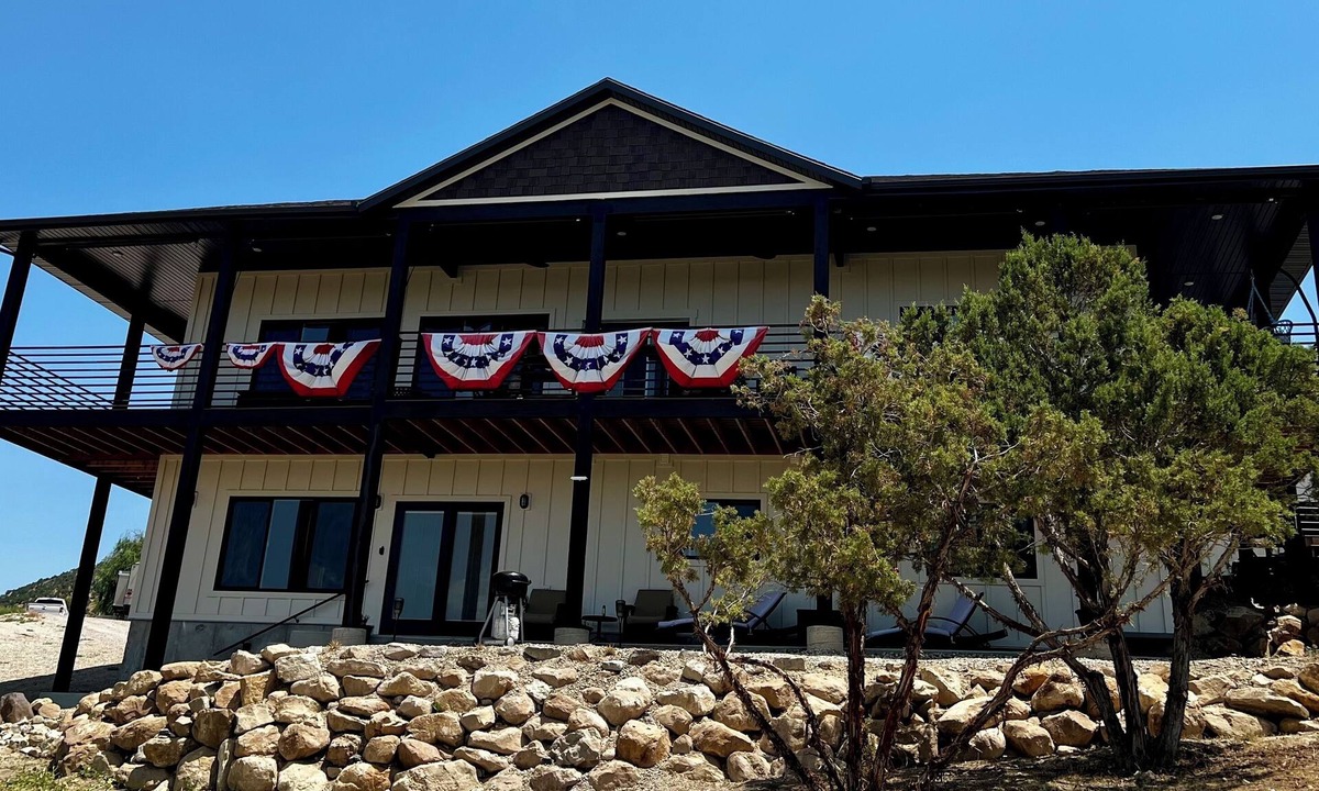 Sterling Apartment | Scenic lakeside retreat- 5 minute walk to Palisade State Park and Golf Course