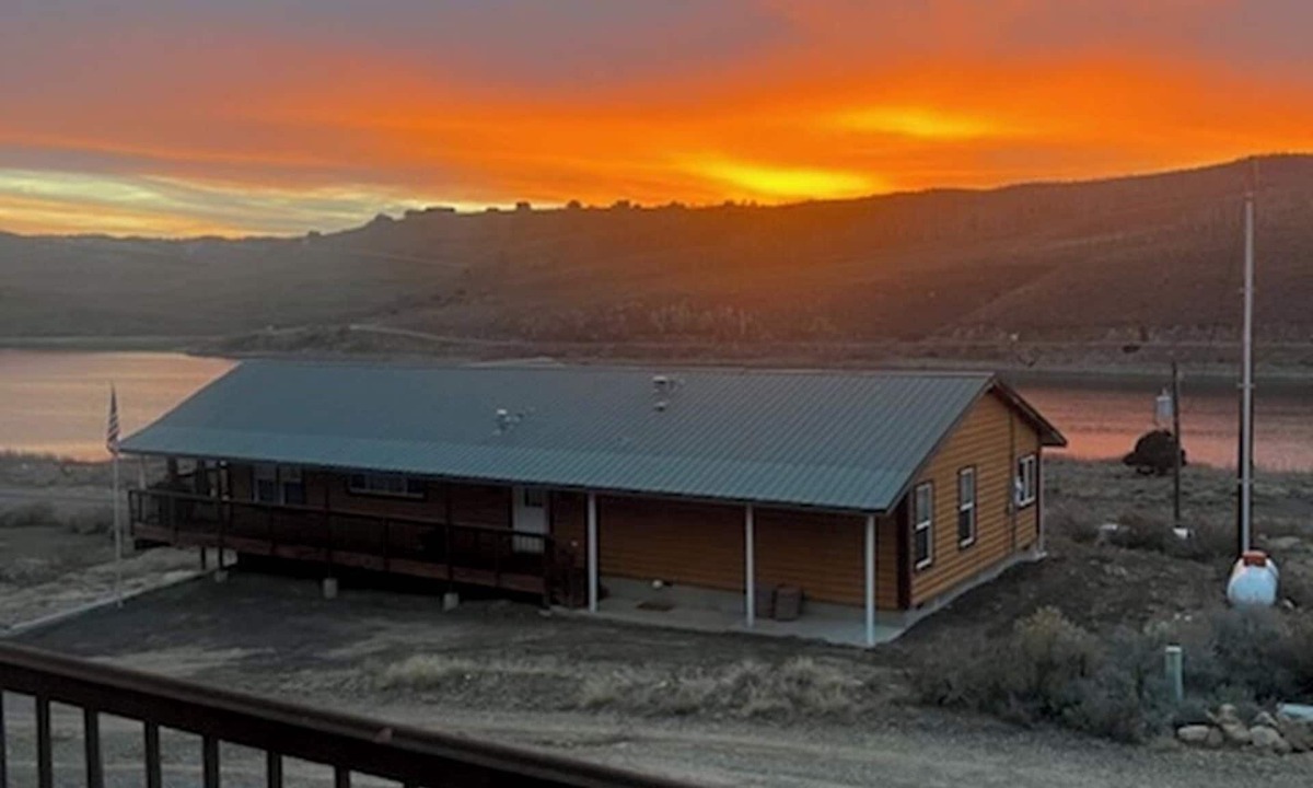 Helper Cabin | Scofield Shores Sunset Lake Views Walk to Water Sleeps 10