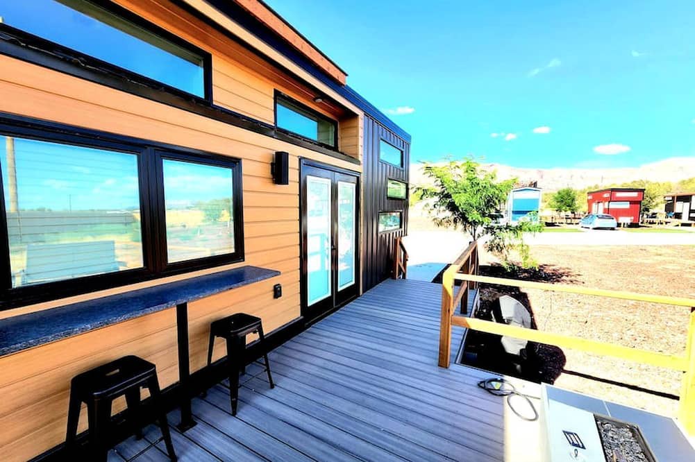 Apple Valley Cabin | Seamless Comfort: Designer Modern Tiny Home featuring All Amenities in Apple Valley, Utah
