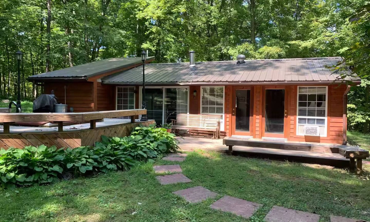 Carpenter Cabin | Secluded Goldfinch Cabin 20 Minutes to Athens with Outdoor Hot Tub