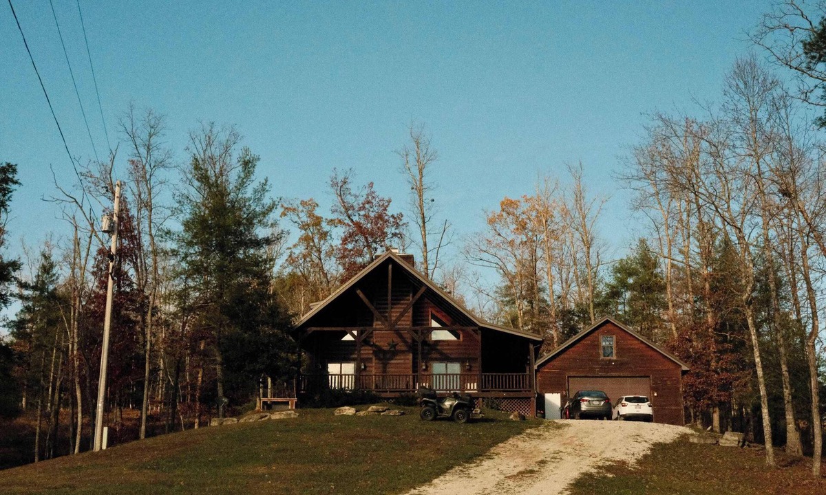 Campton Cabin | Secluded Hot Tub Cabin |Pond|Game Room|Forest view | Spacious retreat on 35 private acres with hiking trails, wildlife, and peaceful pond scenery—perfect for families or friends.