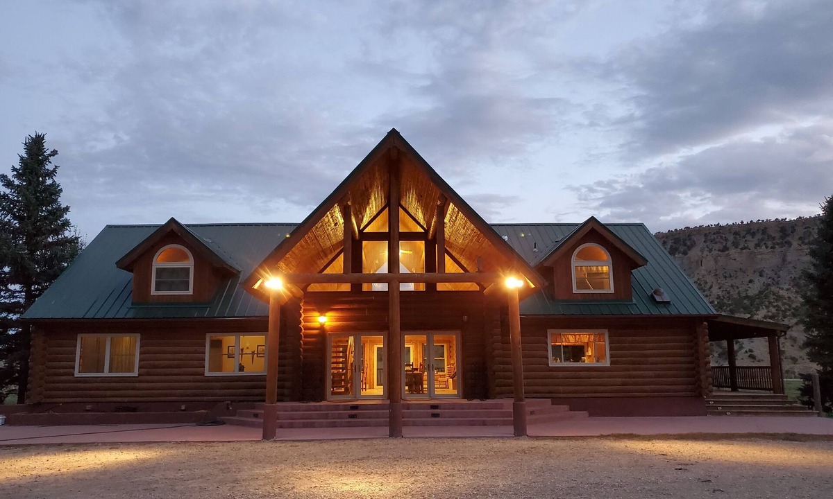 Carbon County Cabin | Secluded luxury lodge that sleeps 34 in beds