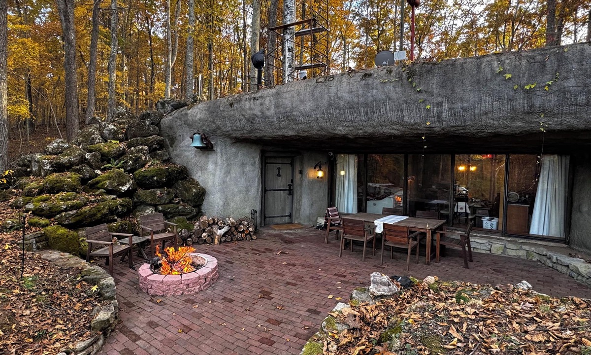 Arcadia Cabin | Secluded Underground Cabin in Ozarks Wilderness