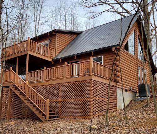 Mannsville House | Secluded Wooden Cabin with Fire Pit, Barbecue and Hot-tub in Campbellsville, Kentucky
