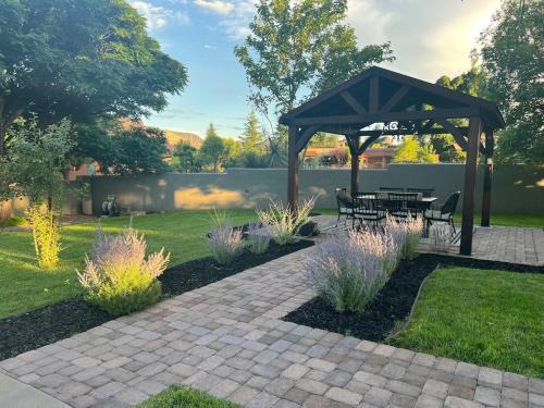 Uptown Sedona Villa | Sedona Uptown Gem!Large yard w grass and shade trees! Perfect for Easter Egg Hunts! Views! NEW! BARREL SAUNA! Close to trails, walk to Uptown Sedona, restaurants and shopping