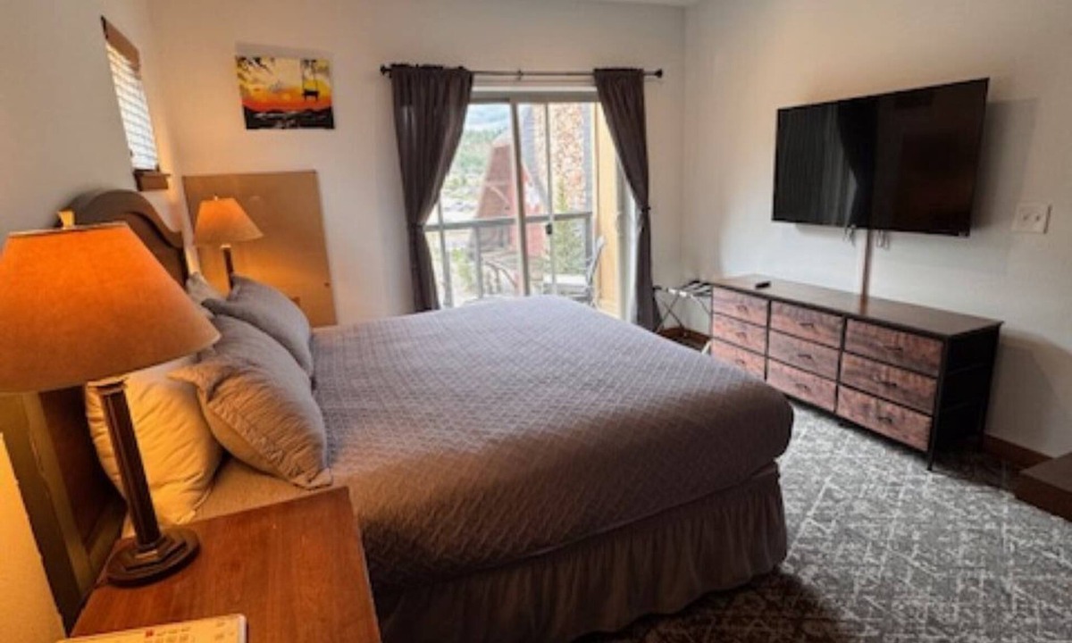 Kellogg Condo | Shared Roof Top Hot tub Silver Mtn en suite listed
