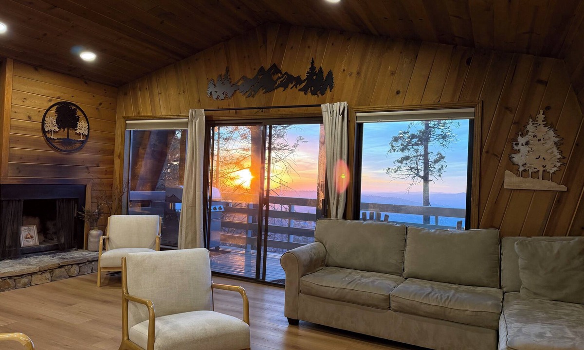 Dogwood Mountain House | Shaver Lake Cabin, Views, 5 Acres, Sleeps 14, A/C, Starlink Wifi