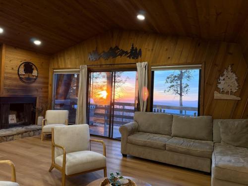 Dogwood Mountain House | Shaver Lake Cabin, Views, 5 Acres, Sleeps 14, Air Conditioning