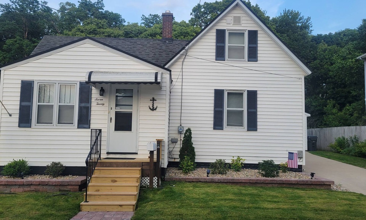 Saint Joseph House | Short walking distance to EVERYTHING St. Joe has to offer.