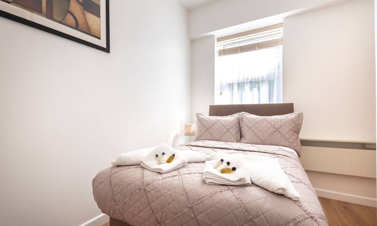 Southampton Apartment | Silver Moon Silver Service Apartments free parking