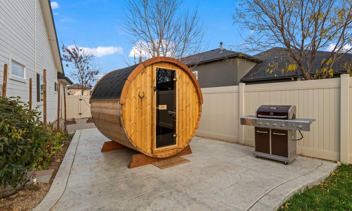 Meridian House | Single-level Gem Sauna - Fire Pit - Swing Set