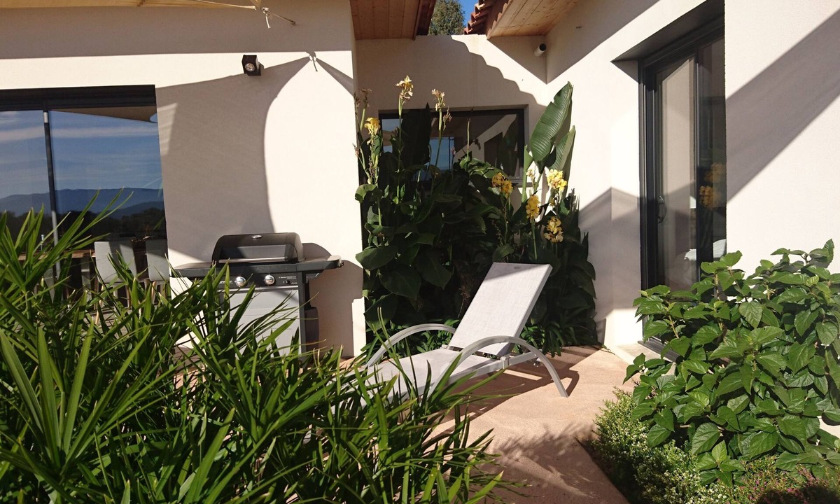 Porticcio House | single storey villa not overlooked