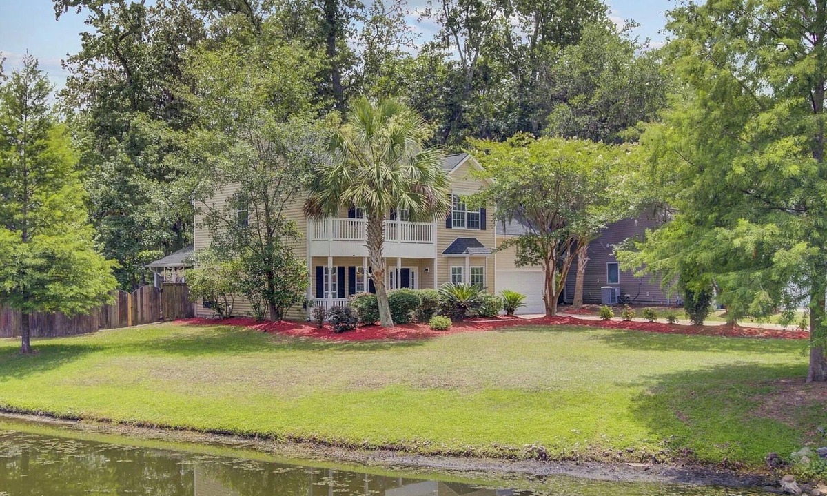 North Charleston House | Six Rooms~FirePit~Balcony~Screend Patio~CoffeeBar