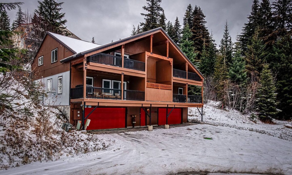 Sandpoint Condo | Ski in Ski out 3 bed/2bath+, with hot tub and lake views.