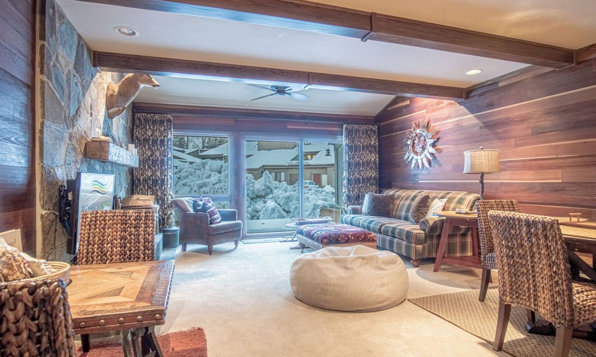 Warm Springs Condo | Ski-in/Ski-out to Baldy + Outdoor Pool