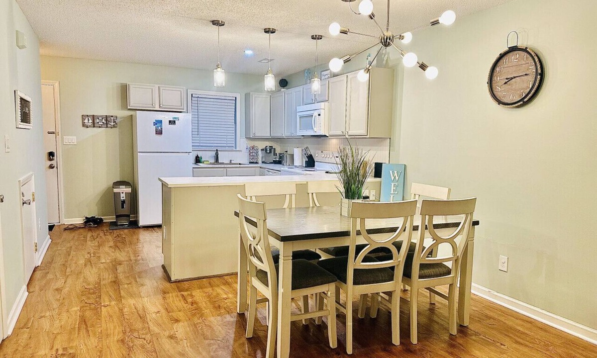 Peletier Villa | Skipping Stones ~ Silver Creek ~ Close to beaches!