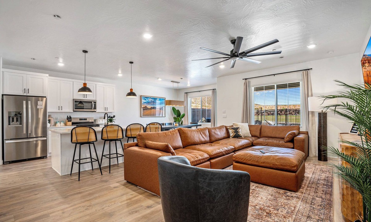 St. George House | Skyline 1682, Hot Tub, Xbox, Ping Pong Table, Basketball Arcade, & Community Amenities!