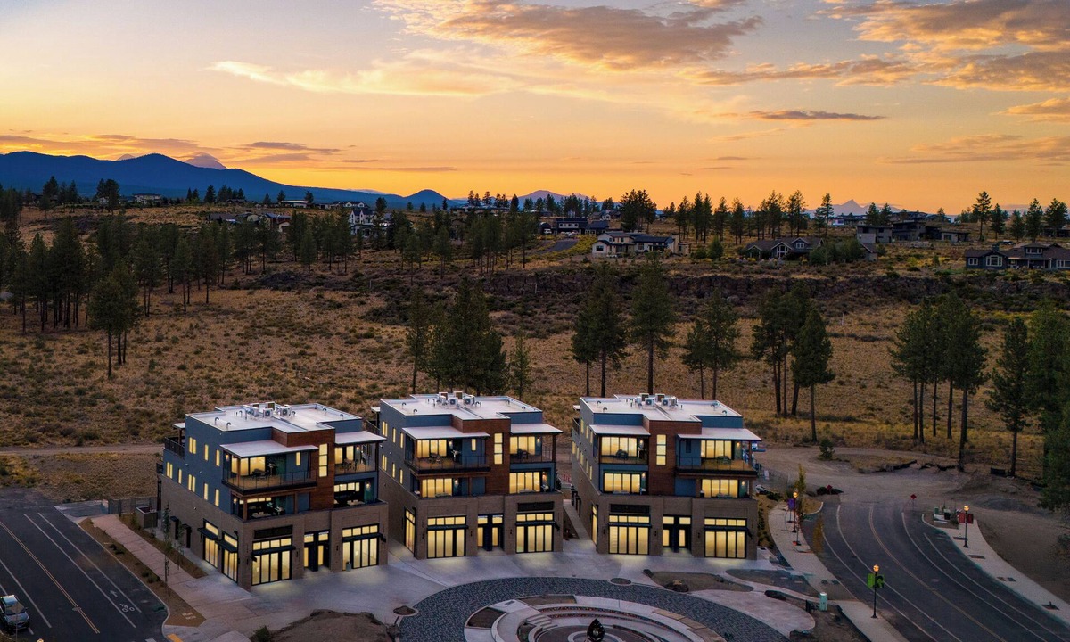 Bend House | Sleeps 100! 20 Modern Units, 50 BDRs, Near DT Bend