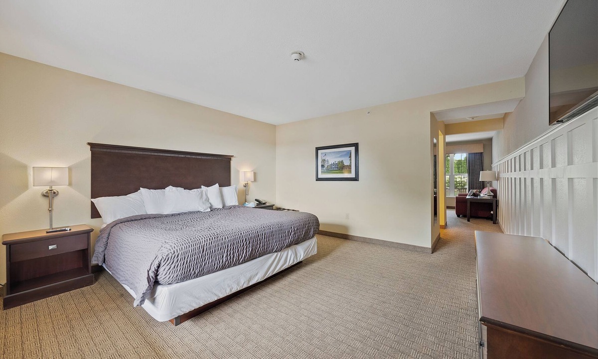 Kelleys Island Hotel | Sleeps 4! Hotel Room on Kelleys Island