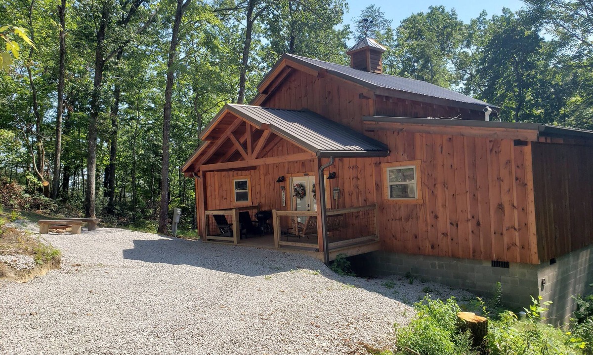Frenchburg Cabin | Sleepy Hollow 2-bedroom cabin with Hot Tub, WiFi near Red River Gorge