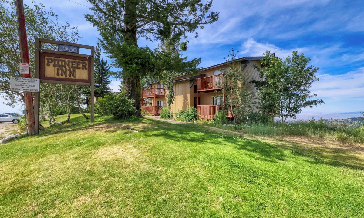Boise Condo | Slope-Side Getaway Deck Pool Table Views