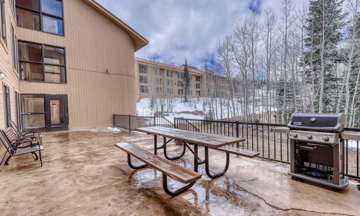 Brian Head Condo | Snowbird-friendly condo with heated pool, sauna & mountain view - walk to lifts