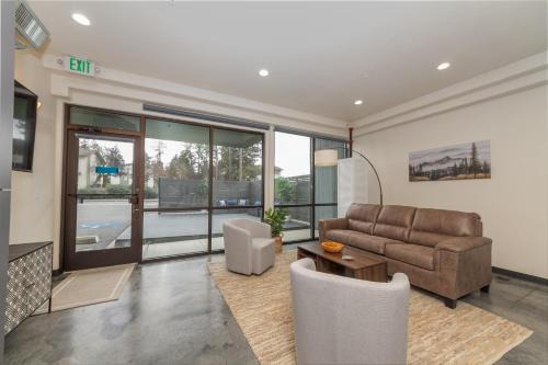 Lincoln Heights Apartment | South Hill King Suite Stylish Private Parking Included