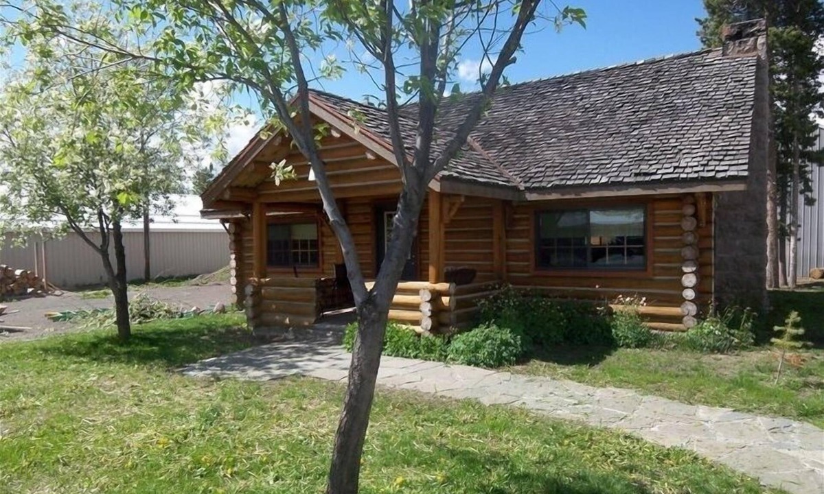 West Yellowstone Cabin | South Plateau Cabins - A Unique and Beautiful Log Home