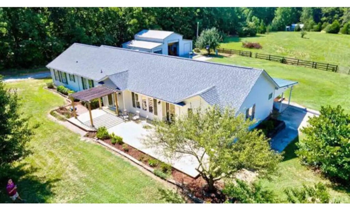 Kipling House | Sovereign Cottage - Hot Tub/Outdoor Space/10 Acres Farm Land. 4 Bedrooms 3 Baths