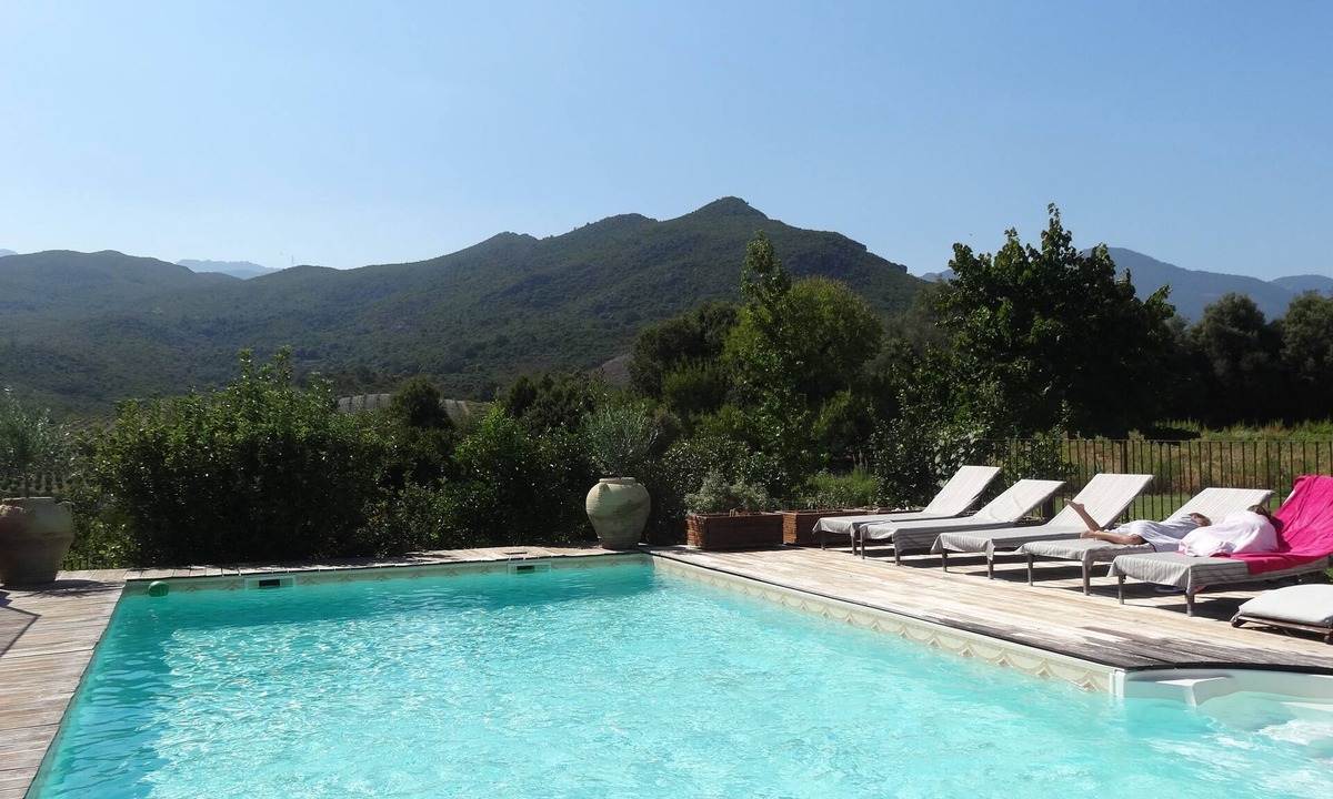 Ghisonaccia Villa | Spacieuse villa avec grand jardin clos, idéale pour familles et groupes d'amis.