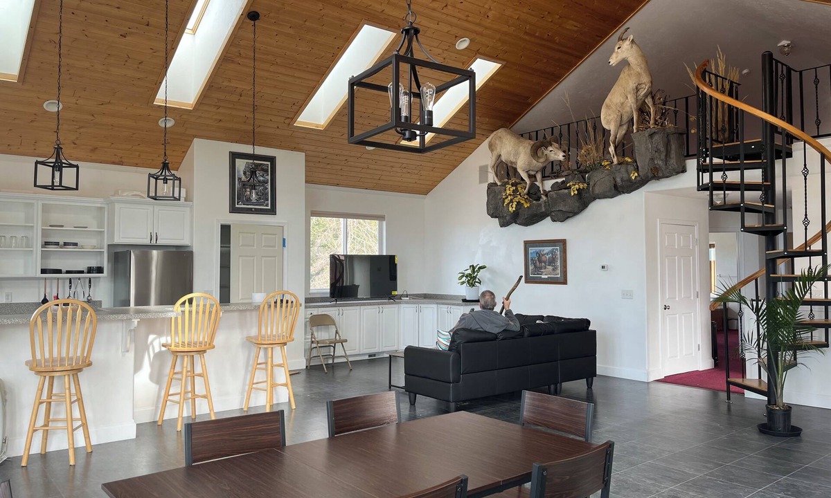 Whitefish House | Spacious 2-bedroom house with AC, with great views between Whitefish & Kalispell