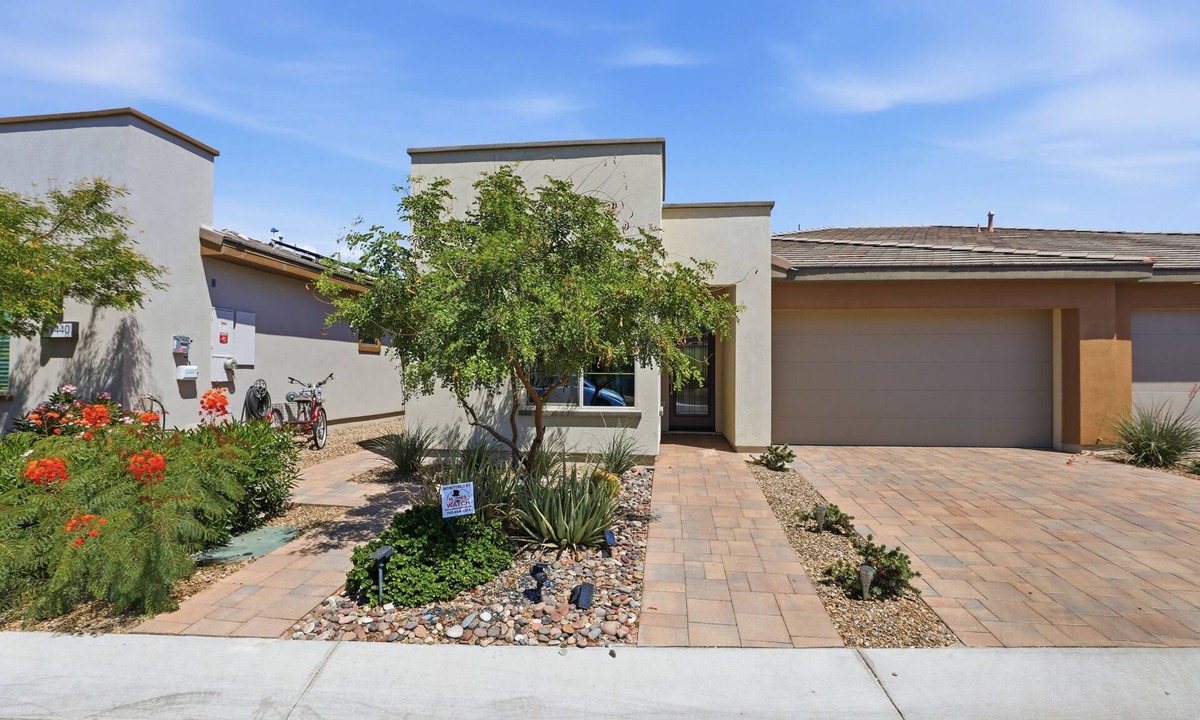Indio House | Spacious 2-bedroom plus den/office sleeps six - Beautiful Views!