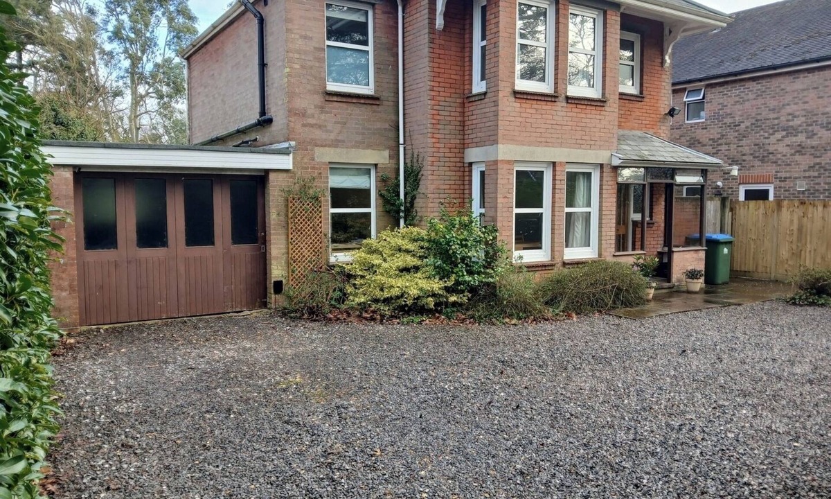 Netley House | Spacious 3BR Home with Garden and Parking