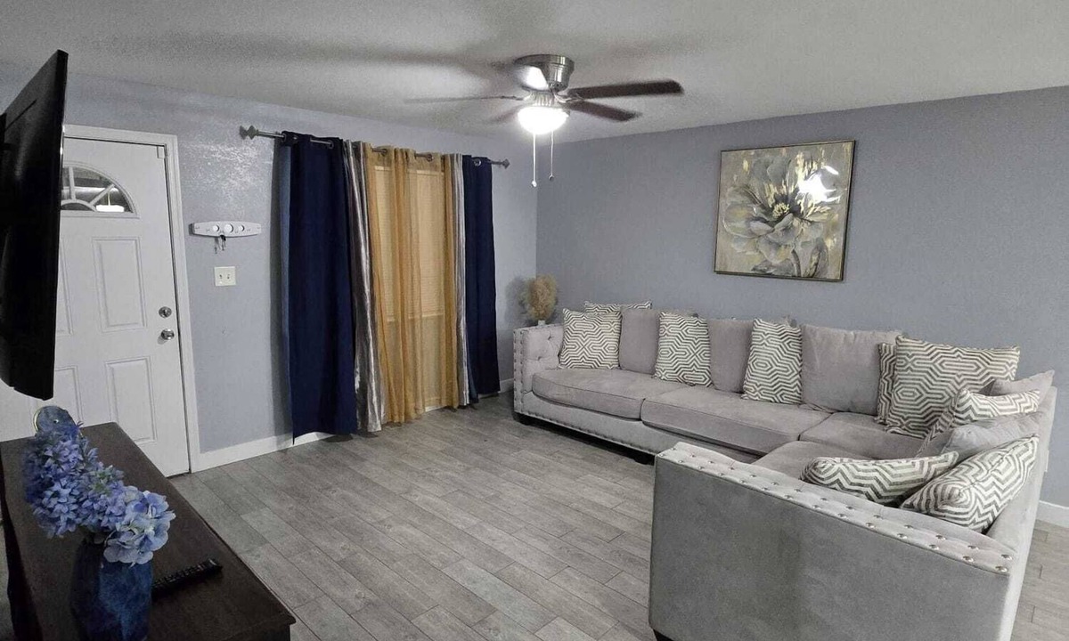 Maryvale House | Spacious 4-bedroom house in amazing Phoenix with cool AC and Pool