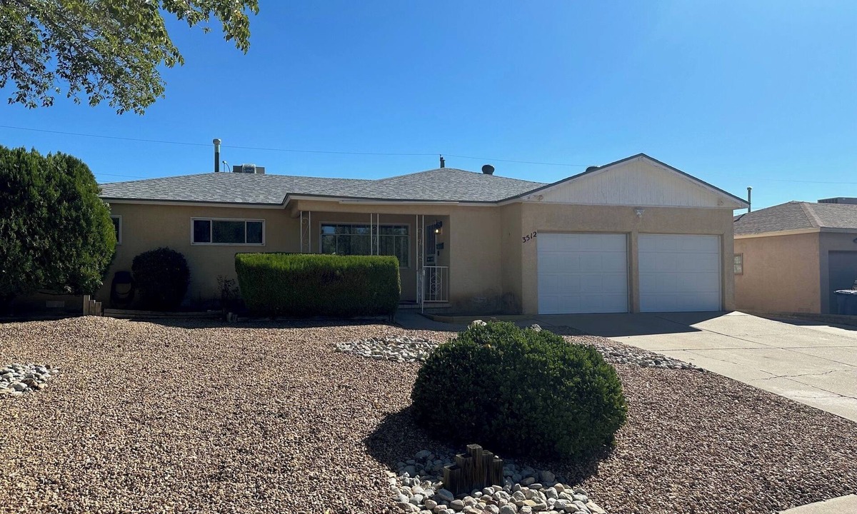 Northeast Heights House | Spacious 4-bedroom house with a Pool, AC, WiFi located in Northeast Albuquerque