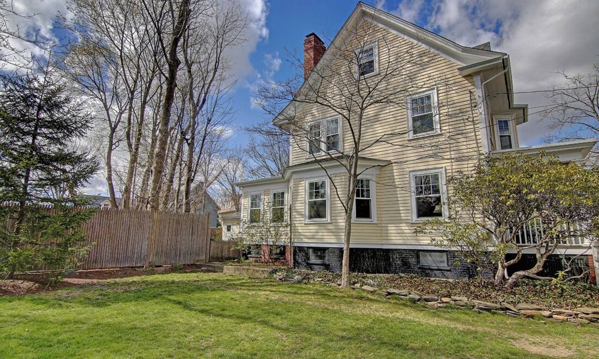 Blackstone House | Spacious 5-bedroom home with private yards - near Brown/RISD