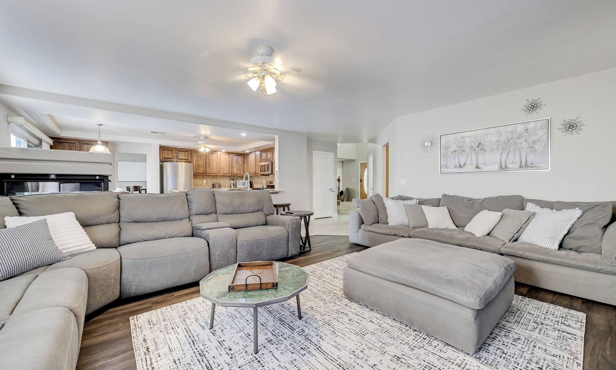 Silverado Ranch House | Spacious 5-bedroom house with Hot Tub & Pool Table